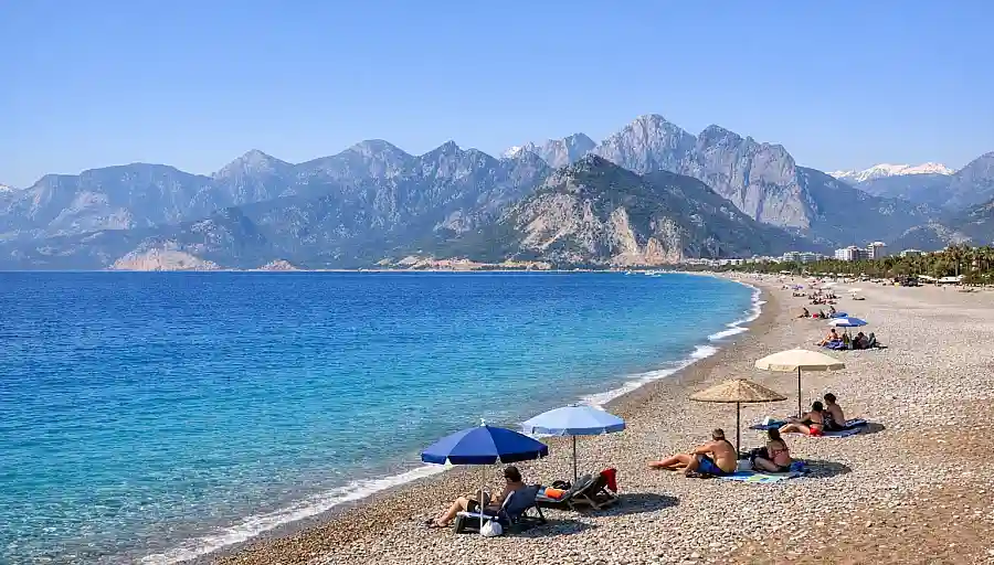 Plaża Konyaaltı w Antalyi z Morzem Śródziemnym i górami w tle